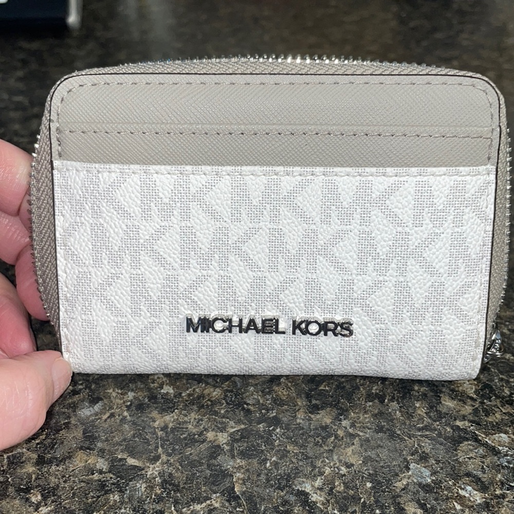 Michael Kors Jet Set Medium Zip Around Card Case